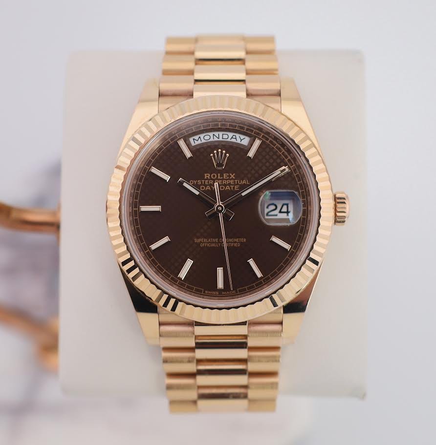 0_be72be7e-3c00-4919-8935-c1876c380ac4.jpg Rolex Day-Date 40 Rose Gold Chocolate Diagnonal Motif Index Dial & Fluted Bezel President Bracelet 228235 - - 图片 1