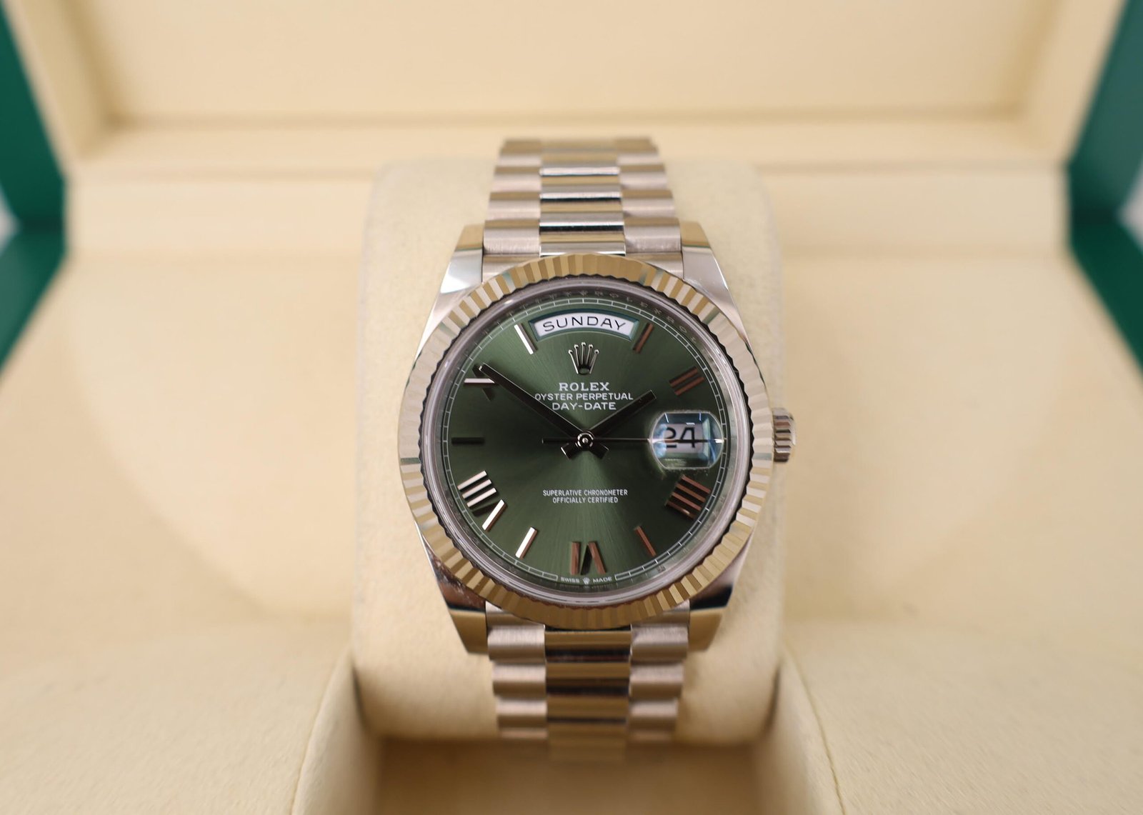 unnamed_9592e47e-dd36-4249-baf2-e6db2c49820a-scaled-1.jpg Rolex White Gold Day-Date 40 Watch - Fluted Bezel - Olive Green Bevelled Roman Dial - President Bracelet - 228239 ogrp - 图片 1